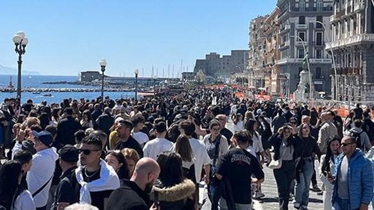 Pasquetta, pienone a Napoli:folla in strada e nei musei ma il traffico si paralizza
