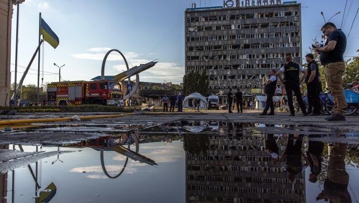 I missili russi fanno strage a Vinnytsya, lontana dal fronte: 23 morti. Tra le vittime tre bambini