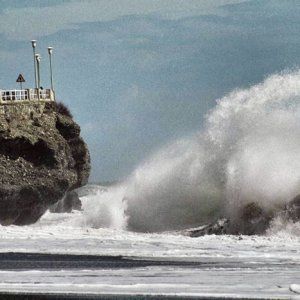 Maltempo in Liguria, burrasca e mareggiate, domani Sopraelevata chiusa alle moto