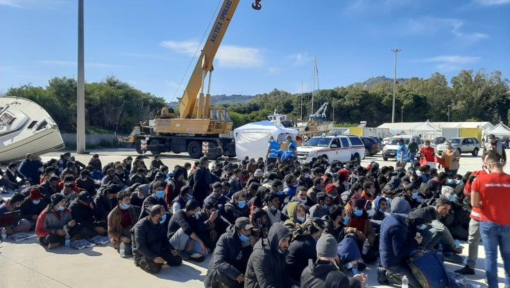 Migranti, accoglienza allo stremo. I prefetti: dateci hotel e case sfitte