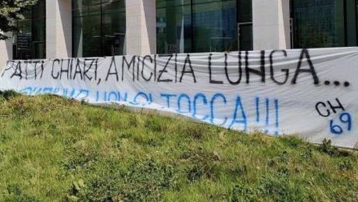 Inter, striscione per Skriniar sotto la sede del club. Ma dai dirigenti nessuna rassicurazione ai tifosi