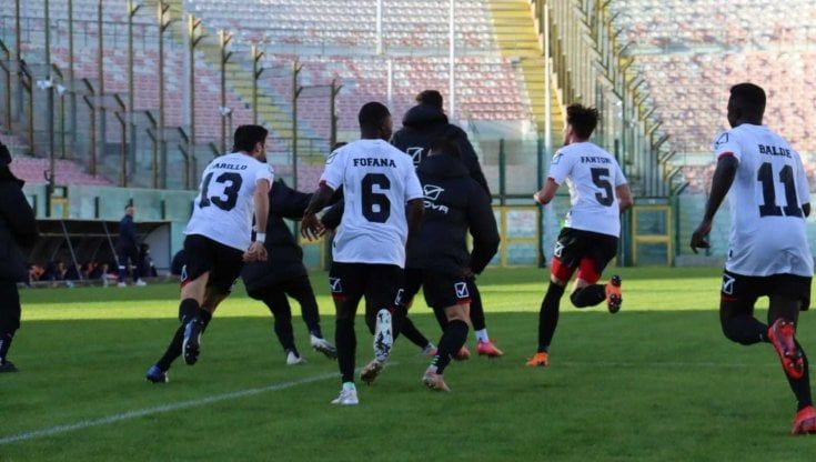 Il Palermo spreca lo scontro diretto con il Bari: 0-0 contro la capolista