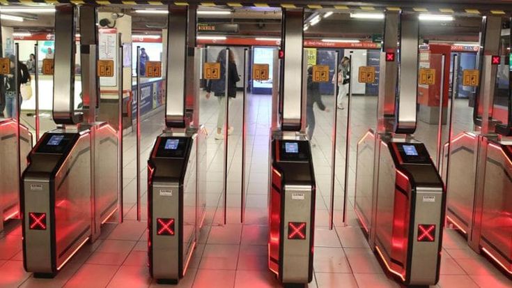 Cortei e manifestazioni a Milano: le deviazioni di Atm per bus e metro, rischio chiusure in centro