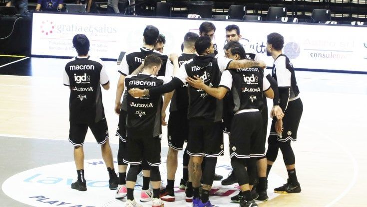 Il derby è solo Virtus, la Fortitudo prima regge poi scompare