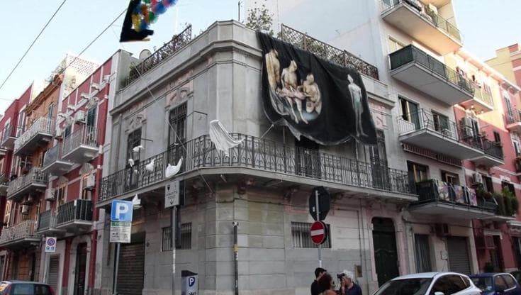 Bari, l’arte sui balconi e in strada: a Madonnella torna con 60 ospiti “Il mattino ha Lory in bocca”