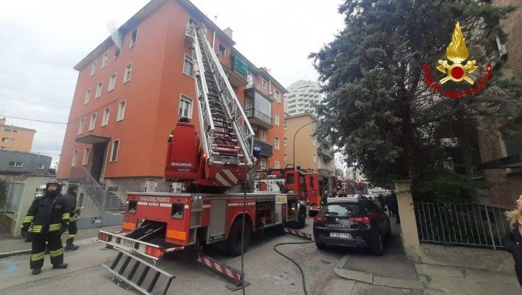 Bologna, scoppia un incendio in un appartamento in via Vestri: un morto, il fratello è in prognosi riservata