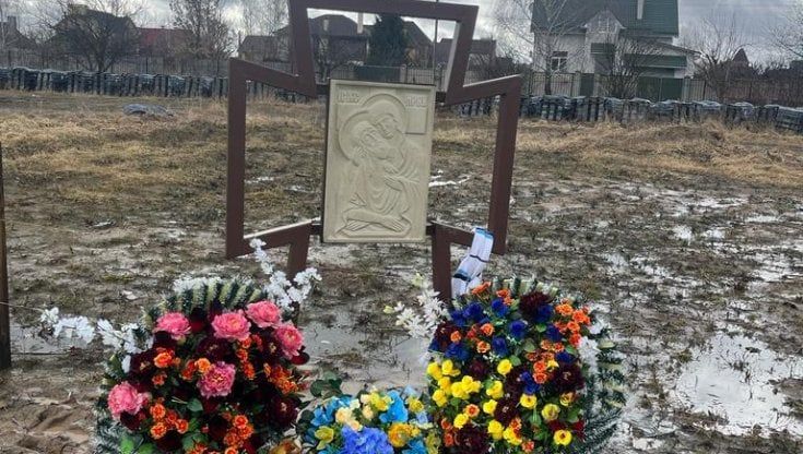 Le lacrime, il fango, i fiori. Meloni a Bucha nella 'città non sconfitta': "Con voi fino alla fine"