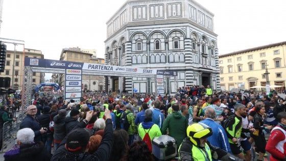 Novemila runner a Firenze, l'inarrestabile fenomeno dei maratoneti