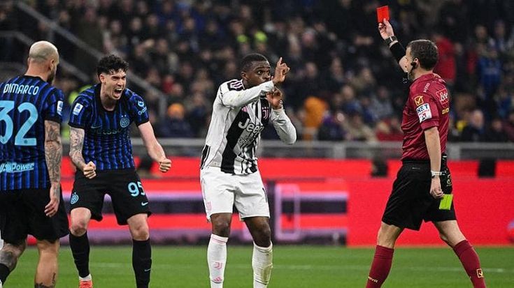Inter-Juve, l’espulsione assurda di Kalulu che chiede il Var. Ma il regolamento lo vieta