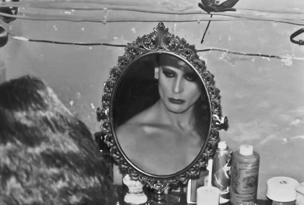 Milano, in mostra gli scatti senza filtri della prima comunità italiana di trans e travestiti