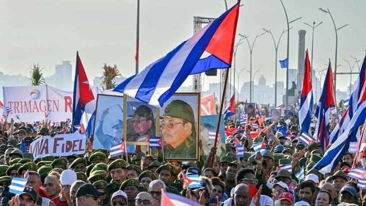 Cuba, sul Malecón la folla per Raúl Castro. “Non siamo noi a volere la guerra ma ci difenderemo”