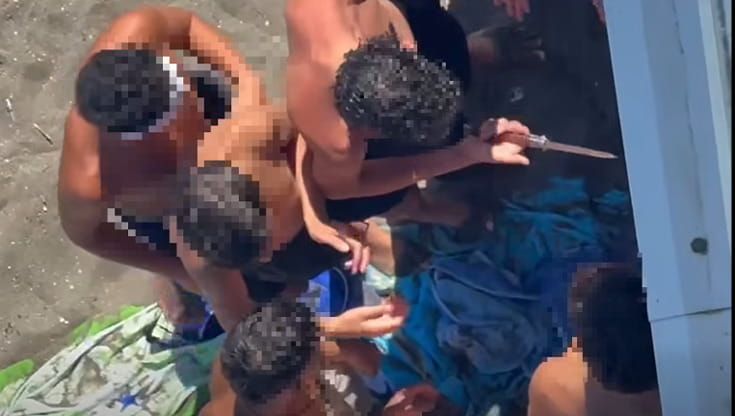 Napoli, ragazzi in spiaggia a Posillipo con coltello: misurano la grossa lama tra i bagnanti
