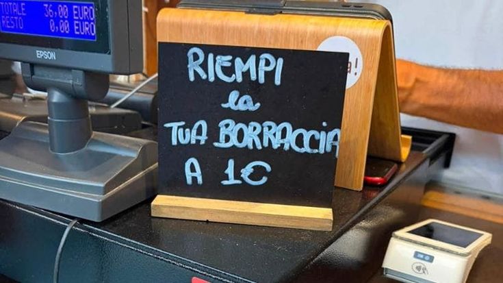 In Liguria la borraccia si riempie a un euro, è polemica. Il titolare: “Così riduciamo la plastica”