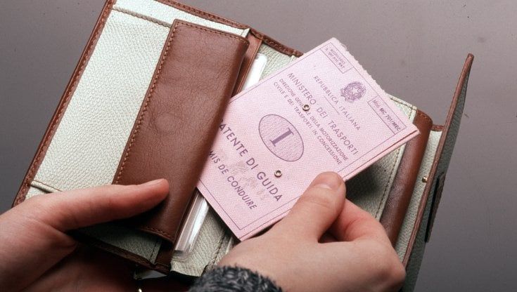 Guidava da 36 anni senza avere mai preso la patente: multa da 6mila euro a un 54enne bergamasco