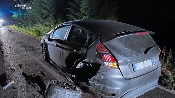 Bologna, ubriaco e seminudo al volante: tenta la fuga ma tampona un'auto