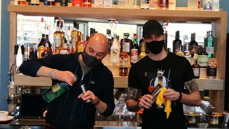 Riaperture, un caffè in tazzina al banco del bar: ad Arezzo c'è anche lo sconto se la porti da casa 