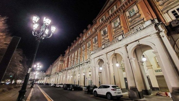 Caro bollette, il Comune di Torino illuminerà meno le strade