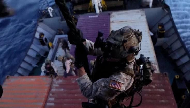Iran, i marines controllano e poi rilasciano mercantile sospetto: le immagini dell'abbordaggio