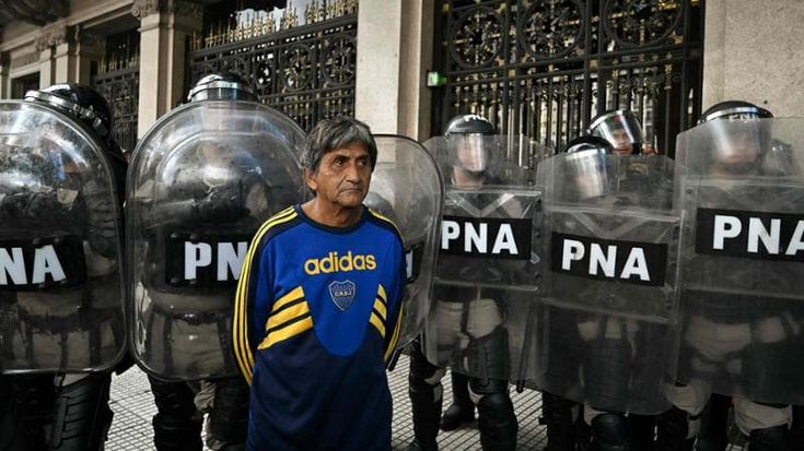 Argentina, i tifosi del Boca in piazza difendono i pensionati dalla repressione di Milei