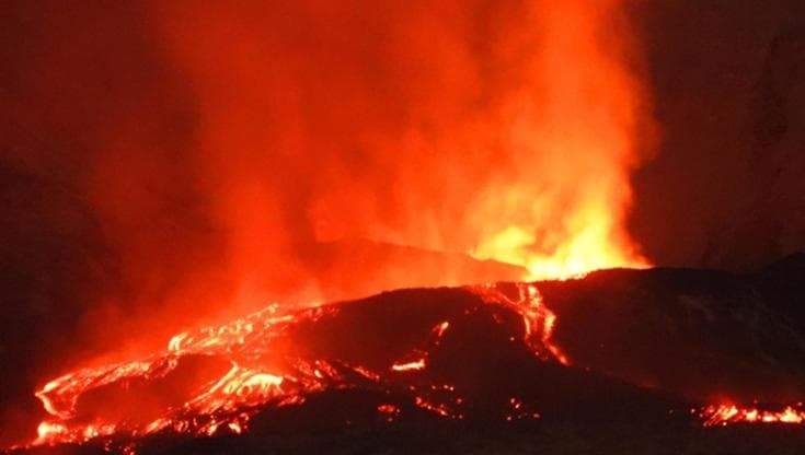Etna, la colata arriva a quota 1.360 ma resta nella Valle del Bove. Cresce l’afflusso di visitatori