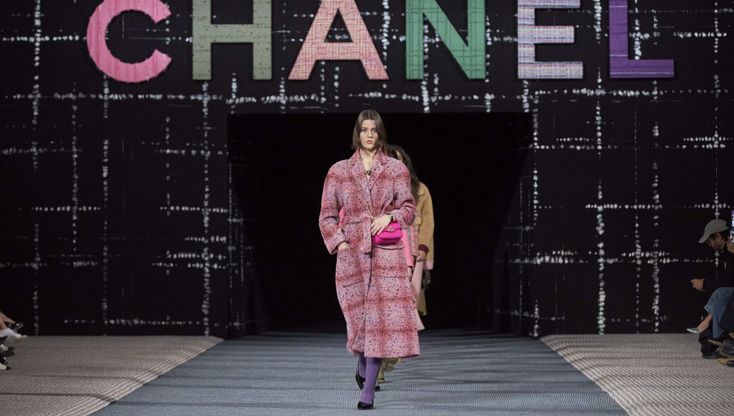 Chanel, la collezione autunno/inverno 2022/2023 è un tributo al tweed