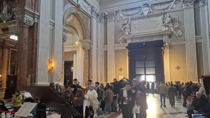 La città eterna fondale social: le folli code per i selfie tra affreschi, marmi e giardini