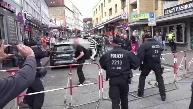 Germania, paura ad Amburgo: uomo armato di piccone e molotov minaccia i poliziotti che gli sparano alle gambe