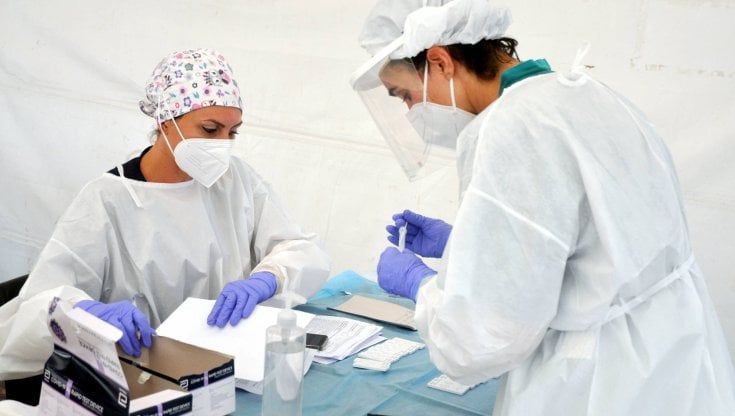 Contagi giù ma raddoppiano i decessi, il nuovo allarme per la variante Delta