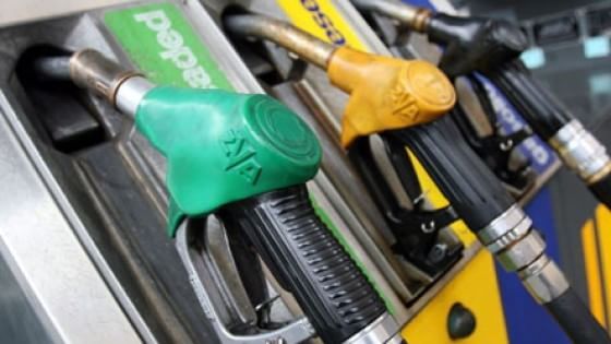 Crisi, nasce "Abbassa la benzina": gruppo d'acquisto per tagliare i costi