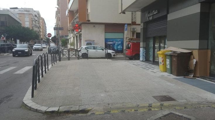 Picchiato dal branco nel centro di Lecce: un ragazzo salvato da automobilista. “Tutti guardavano”