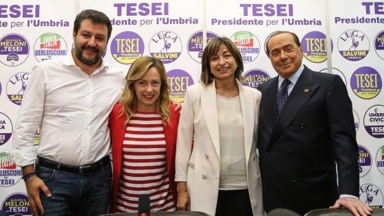 CasaPound in piazza, Berlusconi: "Libertà a rischio, vado comunque". Ma Carfagna: "No all'estrema destra, ripensiamoci"