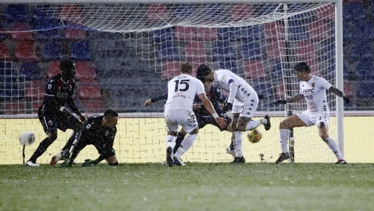 Bologna-Benevento 1-1: gol lampo di Sansone, Viola pareggia sotto la neve