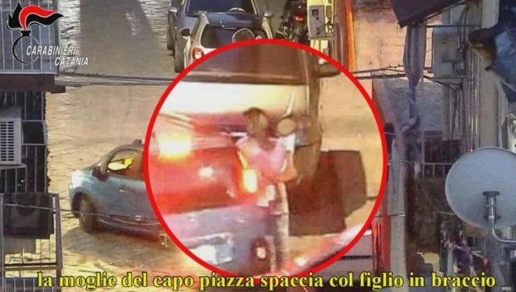 Catania: sgominata banda di pusher, una donna spacciava con il figlio in braccio