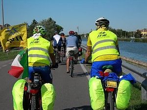 Bicistaffetta da Roma a Firenze<br />pedalando sulla ciclopista del sole