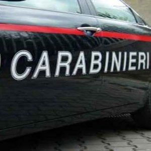 Stalker pedina l'ex moglie e la abbandona di notte sul ciglio di una strada