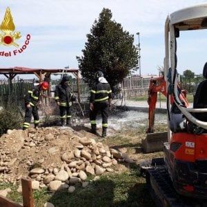 Scoppia una cisterna di gas in una villetta di Fossano: quattro operai feriti, uno è grave