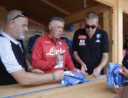 Dimaro, Ancelotti firma le magliette allo store del Napoli
