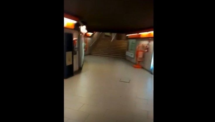 Roma, bloccato nella metropolitana deserta: "Poco dopo le 23. Cancelli chiusi e nessun avviso". Intervengono le guardie