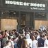 Roma, zuffa in via del Corso per le scarpe a edizione limitata