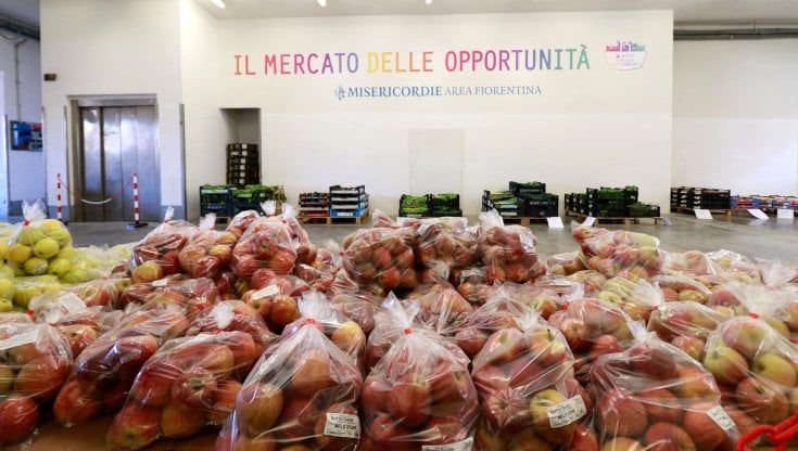 Firenze, contro il caro-vita i condomini si uniscono per fare la spesa collettiva al Mercato delle opportunità di Novoli
