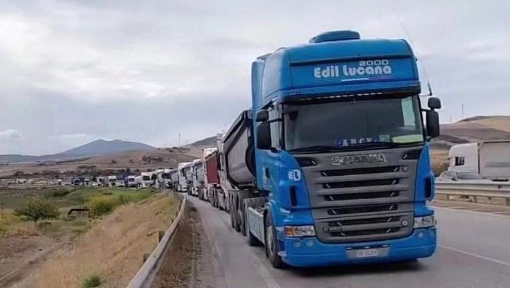 Potenza, caro carburante: protestano agricoltori e autotrasportatori. Distributori chiusi