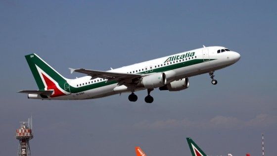 Alitalia, Di Maio vuole lo stato azionista: "Convertiamo il prestito ponte"
