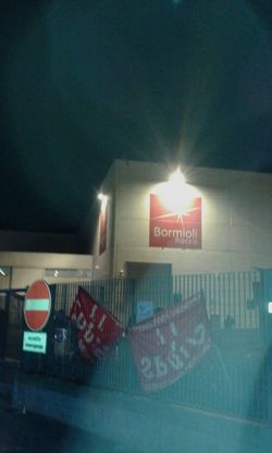 Bormioli, tensione: un facchino sale sul tetto, cariche dei cc
