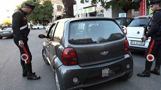 Investe con una Micro Car uno scooter e scappa, grave un minore