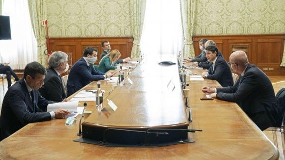 Coronavirus, Conte alle opposizioni: "Subito liquidità alle imprese. Regionali e referendum a settembre-ottobre"