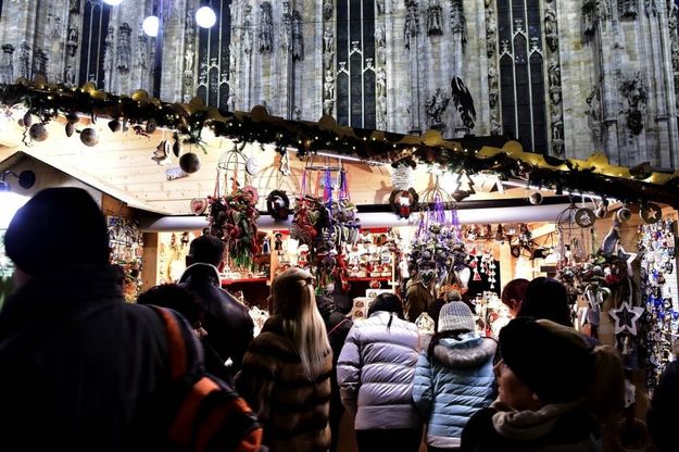 Ultime ore di shopping di Natale a Milano: in centro è caccia ai regali