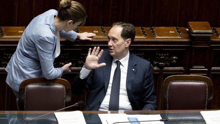 Migranti, l'errore nel decreto Cutro: "La norma sulla protezione internazionale è scritta male, così viola la Costituzione". Ora il governo deve cambiare la norma