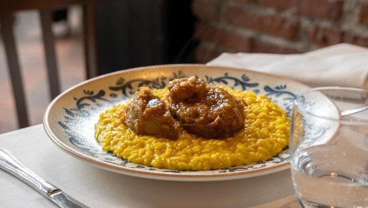 Risotto alla milanese, il piatto icona nato (forse) nel Cinquecento durante la costruzione del Duomo