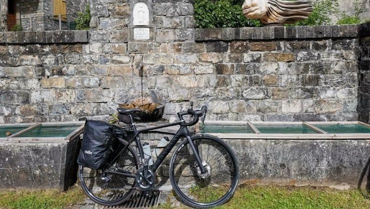 La bicicletta non ha età: gioca con il bambino, sorride con il nonno, viaggia con il papà.