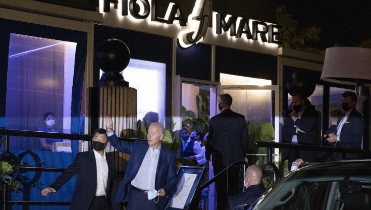 Niente mascherina, Joe e Jill Biden colti in flagrante all'uscita del ristorante